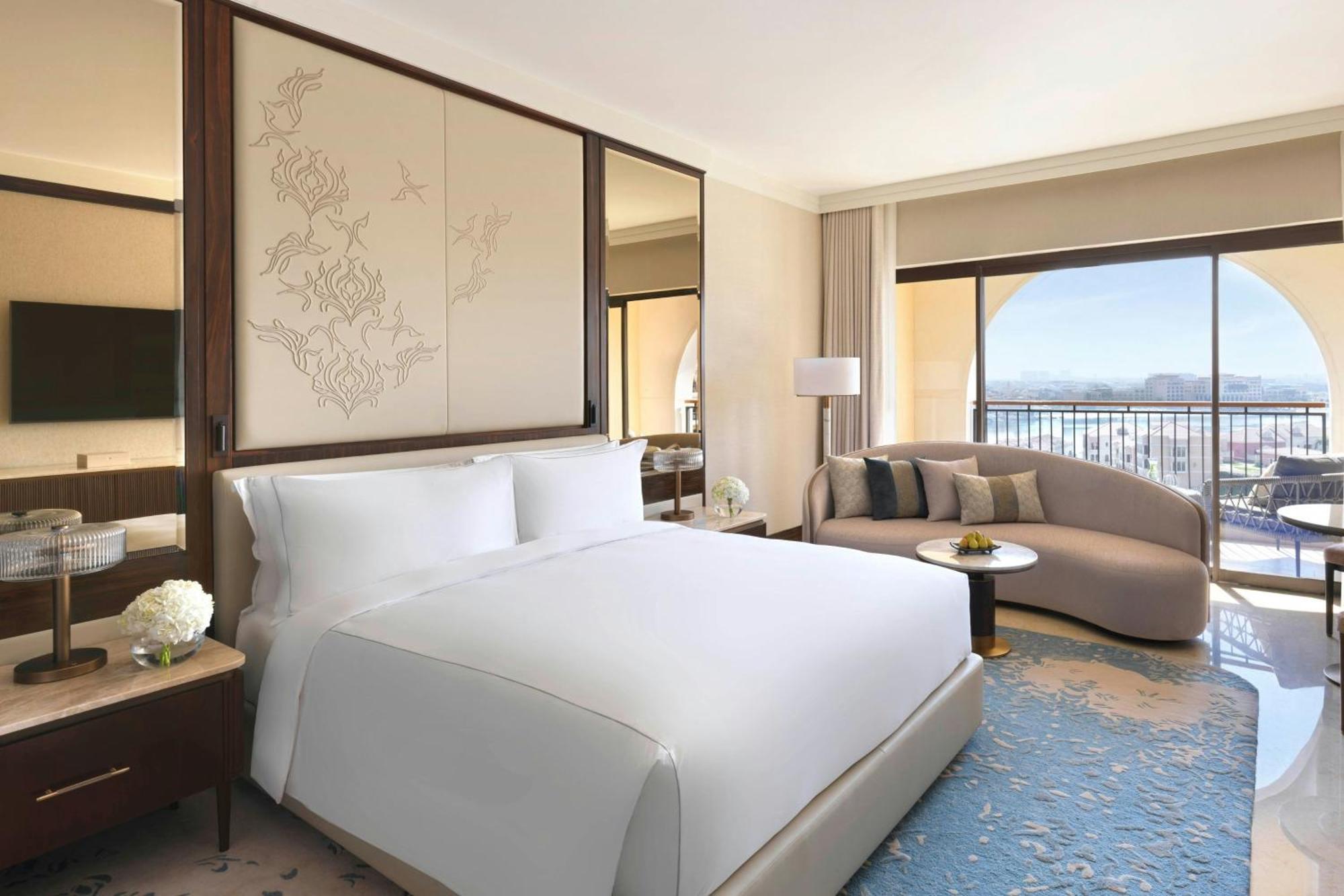 The Ritz-carlton Abu Dhabi, Grand Canal Resort Abu Dhabi